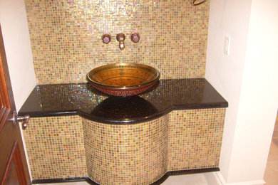 Esempio di una stanza da bagno con doccia boho chic di medie dimensioni con lavabo da incasso, pareti bianche, pavimento in gres porcellanato, piastrelle multicolore, piastrelle a mosaico e top in granito