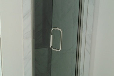 Ejemplo de cuarto de baño clásico con ducha empotrada, baldosas y/o azulejos blancos, baldosas y/o azulejos de mármol y ducha con puerta con bisagras