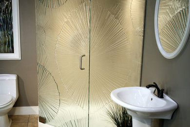 Imagen de cuarto de baño clásico con ducha esquinera y ducha con puerta con bisagras