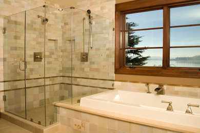 Inspiration för ett badrum, med ett platsbyggt badkar
