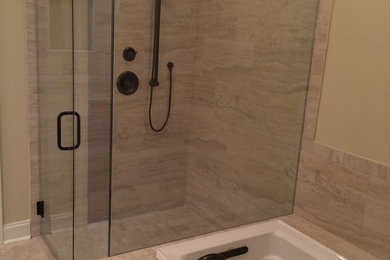 Imagen de cuarto de baño principal actual de tamaño medio con bañera encastrada, ducha esquinera, baldosas y/o azulejos beige, baldosas y/o azulejos de piedra, paredes beige y suelo de travertino