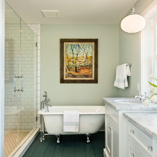 Esempio di una stanza da bagno padronale tradizionale di medie dimensioni con ante con riquadro incassato, ante bianche, vasca con piedi a zampa di leone, doccia alcova, piastrelle bianche, piastrelle diamantate, lavabo sottopiano, pavimento verde, porta doccia a battente, pareti verdi, pavimento in legno verniciato, top in marmo e top bianco