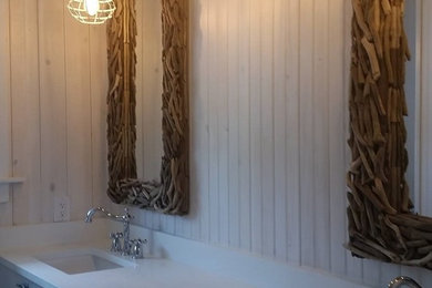 Imagen de cuarto de baño marinero pequeño con armarios estilo shaker, puertas de armario blancas y baldosas y/o azulejos multicolor