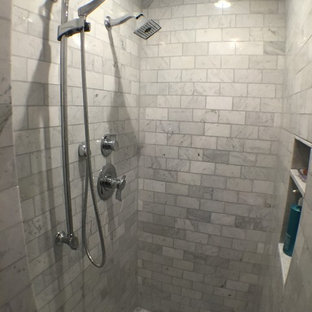 Idéer för att renovera ett stort vintage en-suite badrum, med en jacuzzi, en öppen dusch, grå kakel, porslinskakel, lila väggar och marmorgolv