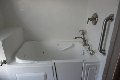 Drop-in bathtub - 3/4 drop-in bathtub idea in Milwaukee with white walls