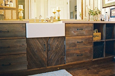 Diseño de cuarto de baño tradicional de tamaño medio con armarios con paneles lisos, puertas de armario con efecto envejecido, suelo de madera oscura y encimera de piedra caliza