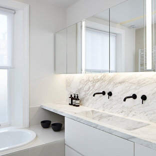Esempio di una grande stanza da bagno padronale minimalista con ante lisce, ante bianche, vasca da incasso, pareti bianche, pavimento in gres porcellanato, top in marmo, pavimento grigio, top multicolore, piastrelle multicolore, lastra di pietra e lavabo rettangolare