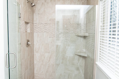 Inredning av ett klassiskt beige beige en-suite badrum, med luckor med infälld panel, skåp i mörkt trä, en dusch i en alkov, en toalettstol med hel cisternkåpa, grå väggar, klinkergolv i porslin, ett undermonterad handfat, bänkskiva i akrylsten, grått golv och dusch med gångjärnsdörr