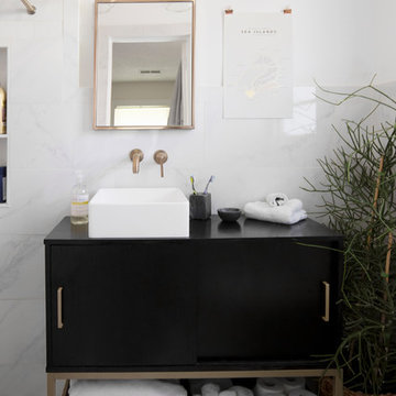 Get Ideas From This Budget-Friendly Black-and-White Bath