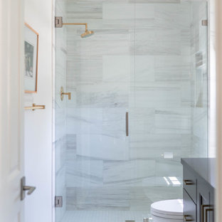 Idee per una piccola stanza da bagno con doccia minimal con ante in stile shaker, ante grigie, doccia alcova, WC monopezzo, piastrelle beige, piastrelle in gres porcellanato, pareti bianche, pavimento in marmo, top in superficie solida, pavimento bianco, porta doccia a battente e top grigio