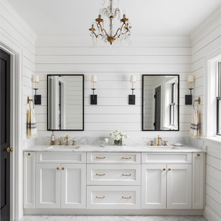 Immagine di una stanza da bagno padronale country con ante in stile shaker, ante bianche, pareti bianche, lavabo sottopiano, pavimento grigio e top grigio