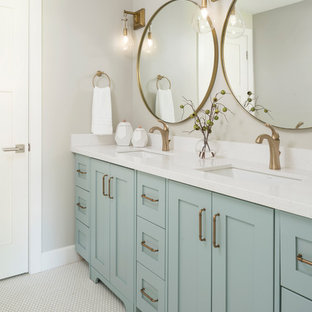 Ispirazione per una stanza da bagno per bambini country di medie dimensioni con ante in stile shaker, ante turchesi, pareti grigie, pavimento con piastrelle in ceramica, lavabo sottopiano, top in quarzo composito, pavimento bianco e top bianco