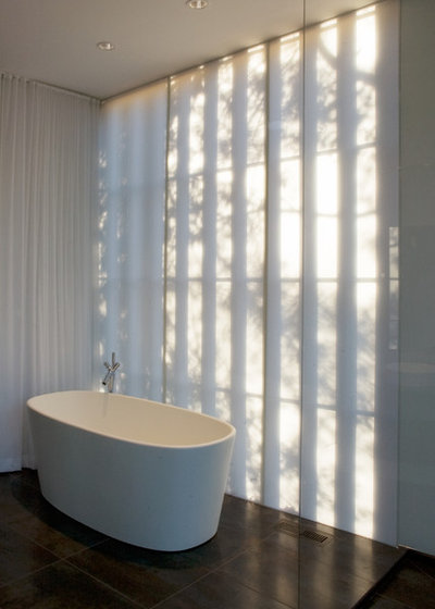トラディショナル 浴室 by Shinberg Levinas Architectural Design