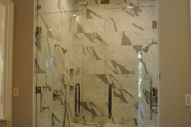 Klassisk inredning av ett badrum, med en dubbeldusch