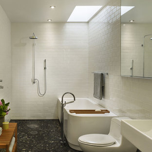 Foto di una stanza da bagno moderna con piastrelle diamantate e pavimento con piastrelle di ciottoli