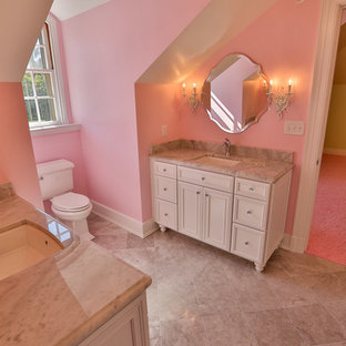 Mittelgroßes Shabby-Style Duschbad mit rosa Wandfarbe, Schrankfronten mit vertiefter Füllung, weißen Schränken, Wandtoilette mit Spülkasten, Keramikboden, Unterbauwaschbecken, Quarzit-Waschtisch und beigem Boden in Sonstige