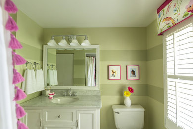 Пример оригинального дизайна: маленькая детская ванная комната в классическом стиле с фасадами островного типа, белыми фасадами, ванной в нише, душем в нише, раздельным унитазом, зелеными стенами, мраморным полом, врезной раковиной, мраморной столешницей, серым полом и шторкой для ванной для на участке и в саду