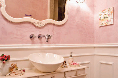Immagine di una stanza da bagno con doccia shabby-chic style di medie dimensioni con ante a persiana, ante beige, piastrelle rosa, lavabo a consolle e top in legno