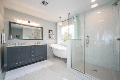 Diseño de cuarto de baño principal clásico renovado con bañera con patas, paredes grises y suelo de baldosas de cerámica