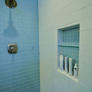 Aménagement d'une grand salle de bain principale moderne avec un lavabo encastré, un placard à porte shaker, des portes de placard en bois sombre, un plan de toilette en quartz, une douche ouverte, un carrelage bleu, un carrelage en pâte de verre, un mur bleu et un sol en ardoise.