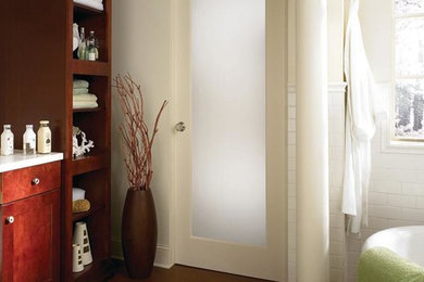 Exempel på ett mellanstort klassiskt vit vitt en-suite badrum, med skåp i shakerstil, skåp i mellenmörkt trä, ett fristående badkar, vit kakel, tunnelbanekakel, vita väggar, mellanmörkt trägolv, bänkskiva i kvarts och brunt golv
