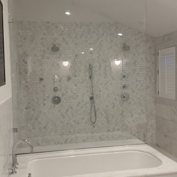 Glass divider between shower and tub