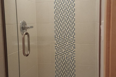 Imagen de cuarto de baño clásico de tamaño medio con ducha empotrada, baldosas y/o azulejos beige, baldosas y/o azulejos de cerámica y aseo y ducha