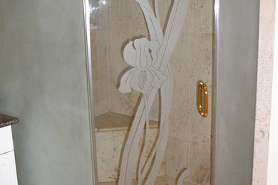 Diseño de cuarto de baño principal grande con ducha esquinera y suelo de baldosas de cerámica