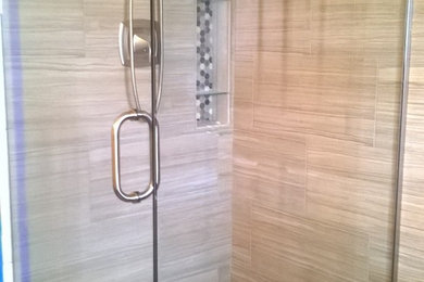 Imagen de cuarto de baño clásico renovado de tamaño medio con ducha esquinera, baldosas y/o azulejos beige, baldosas y/o azulejos de porcelana, suelo de madera clara y aseo y ducha