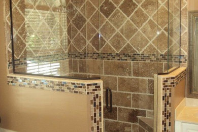 Ejemplo de cuarto de baño clásico grande con ducha empotrada, baldosas y/o azulejos beige, paredes beige y suelo de baldosas de cerámica