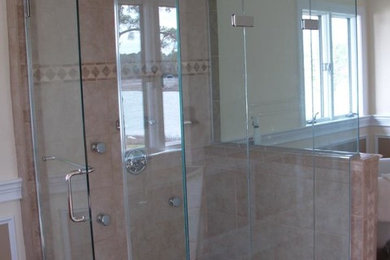 Imagen de cuarto de baño de tamaño medio con ducha esquinera, baldosas y/o azulejos beige, baldosas y/o azulejos de cerámica, paredes beige y suelo de baldosas de cerámica