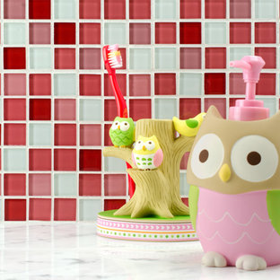 Esempio di una stanza da bagno per bambini minimalista con piastrelle multicolore, piastrelle di vetro e top in marmo