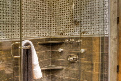 ミネアポリスにあるラスティックスタイルのおしゃれな浴室 (茶色いタイル、アルコーブ型シャワー、開き戸のシャワー) の写真