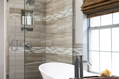 Diseño de cuarto de baño clásico renovado con bañera exenta, ducha esquinera, baldosas y/o azulejos marrones y ducha con puerta con bisagras