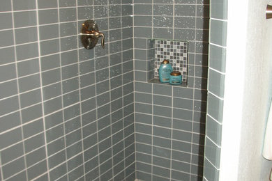 Foto på ett funkis badrum, med grå kakel