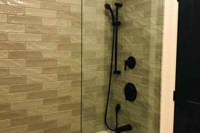 トロントにあるモダンスタイルのおしゃれなマスターバスルーム (コーナー型浴槽、ダブルシャワー、マルチカラーのタイル、ガラスタイル、オープンシャワー) の写真