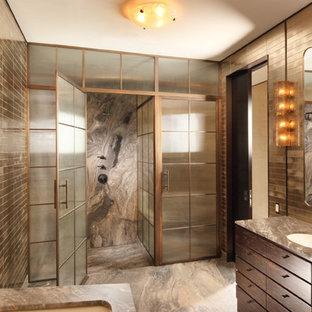 Immagine di un'ampia stanza da bagno padronale minimal con consolle stile comò, ante in legno bruno, top in marmo, doccia alcova, piastrelle marroni, piastrelle in metallo, pareti marroni, pavimento in marmo e vasca sottopiano