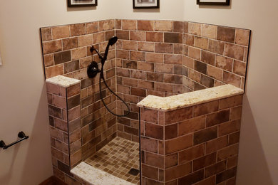 Modelo de cuarto de baño clásico pequeño con baldosas y/o azulejos marrones, baldosas y/o azulejos de porcelana y paredes beige