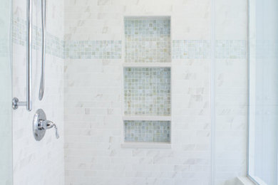 Imagen de cuarto de baño principal clásico con armarios estilo shaker, puertas de armario blancas, encimera de cuarzo compacto, ducha abierta, baldosas y/o azulejos blancos, baldosas y/o azulejos en mosaico y suelo con mosaicos de baldosas