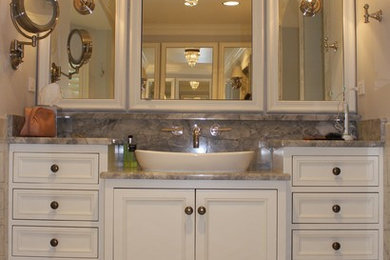 Modelo de cuarto de baño principal clásico renovado con armarios con paneles empotrados, puertas de armario blancas, lavabo sobreencimera y suelo beige