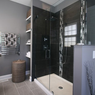 Modernes Badezimmer mit grauer Wandfarbe, Schieferboden, Duschnische, Wandtoilette mit Spülkasten, integriertem Waschbecken, Eckbadewanne, grauen Schränken, Quarzwerkstein-Waschtisch und profilierten Schrankfronten in Sonstige