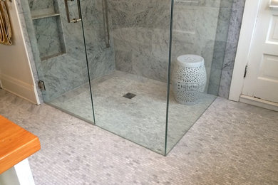 Inspiration för ett mellanstort funkis en-suite badrum, med vit kakel, marmorkakel, beige väggar, mosaikgolv, grått golv, dusch med gångjärnsdörr och en kantlös dusch