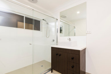 Cette photo montre une salle de bain moderne avec une douche ouverte, un carrelage beige, des carreaux de céramique, un mur blanc, un sol en carrelage de céramique et un plan vasque.