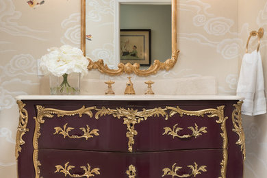 他の地域にある小さなトラディショナルスタイルのおしゃれな浴室 (家具調キャビネット、濃色木目調キャビネット、シャワー付き浴槽	、茶色いタイル、ベージュの壁) の写真