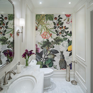 Inspiration pour une petit salle de bain principale traditionnelle avec un placard en trompe-l'oeil, des portes de placard blanches, une baignoire encastrée, un WC séparé, un sol en marbre, un lavabo encastré, un plan de toilette en marbre, un sol blanc et un plan de toilette turquoise.