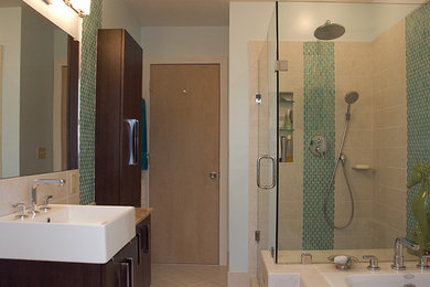 Modern inredning av ett badrum, med släta luckor, ett platsbyggt badkar, en hörndusch och en vägghängd toalettstol