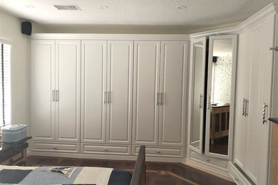 Modelo de cuarto de baño bohemio de tamaño medio con armarios con paneles con relieve y puertas de armario blancas