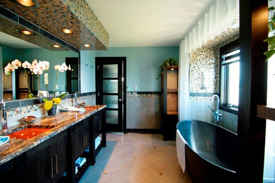 ミネアポリスにあるラグジュアリーな広いトランジショナルスタイルのおしゃれなマスターバスルーム (アンダーカウンター洗面器、黒いキャビネット、御影石の洗面台、置き型浴槽、マルチカラーのタイル、青い壁、セラミックタイルの床、フラットパネル扉のキャビネット、アルコーブ型シャワー、一体型トイレ	、ガラスタイル、グレーの床、開き戸のシャワー) の写真