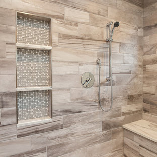 Modern inredning av ett mycket stort en-suite badrum, med släta luckor, skåp i slitet trä, ett fristående badkar, en öppen dusch, beige kakel, keramikplattor, grå väggar, mellanmörkt trägolv, ett undermonterad handfat och granitbänkskiva