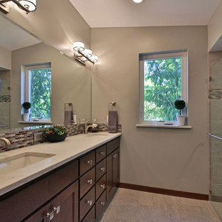 Modern inredning av ett mellanstort en-suite badrum, med skåp i shakerstil, skåp i mellenmörkt trä, ett fristående badkar, en dusch i en alkov, en toalettstol med separat cisternkåpa, mosaik, beige väggar, klinkergolv i porslin, ett undermonterad handfat och marmorbänkskiva